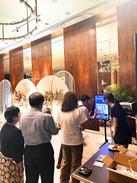 来宾在室内活动中围绕拍照亭。
