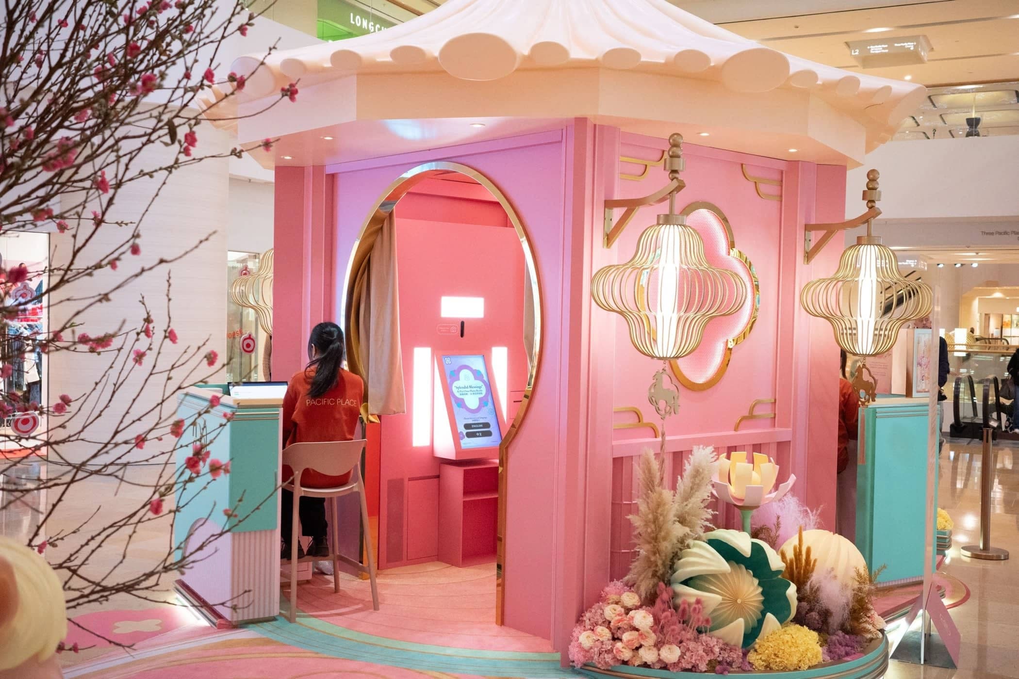 Pacific Place 商场内，梅花环绕的粉色农历新年拍照亭。