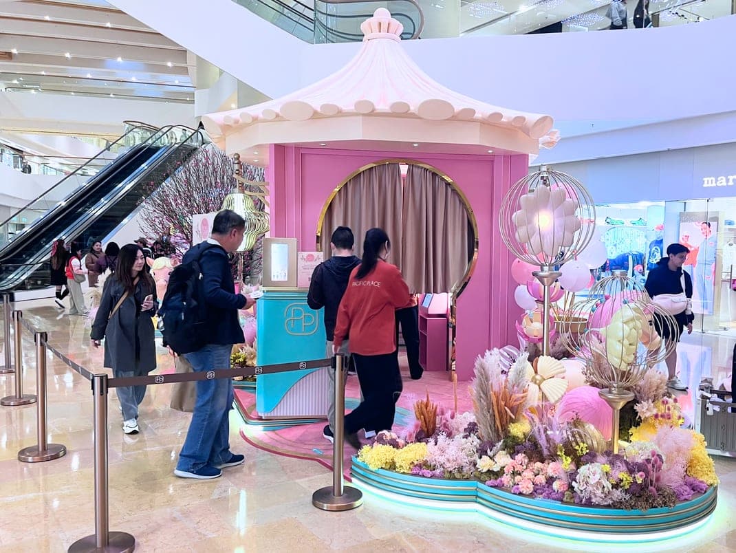 访客在 Pacific Place 中庭排队体验挥春拍照亭。